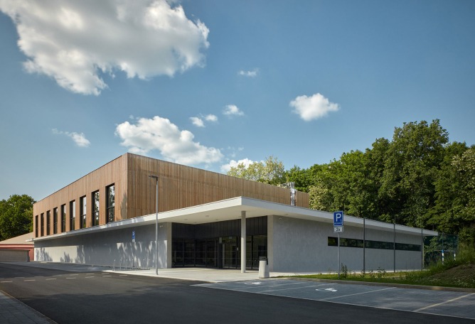 Pabellón deportivo en Borky por OV-architekti. Fotografía por BoysPlayNice.