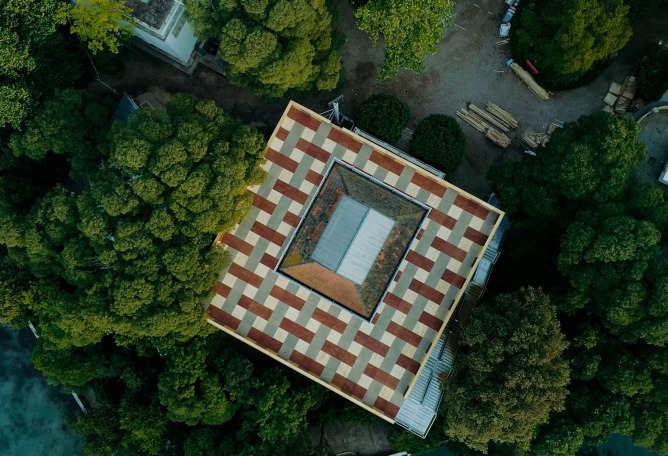 ISLAND / ISLA en el Pabellón Británico: vista de pájaro de la Isla en el Pabellón Británico para la Bienal de Arquitectura de Venecia 2018. Fotografía © British Council, por Cultureshock Media