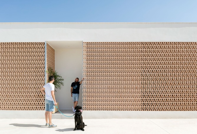 Vivienda en torno a una «era» por Palera arquitectos. Fotografía por Milena Villalba