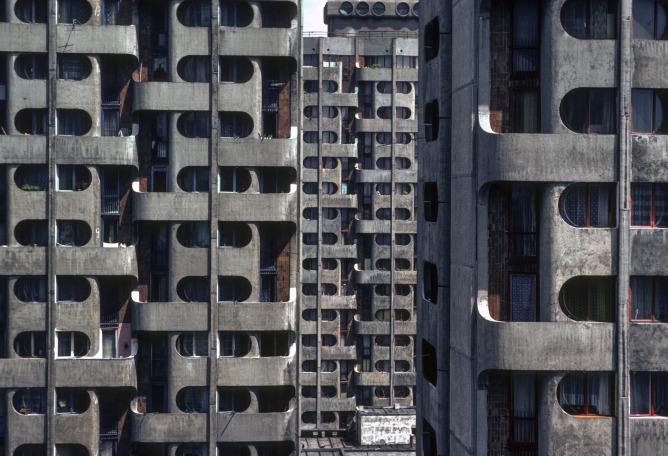 Residential and Commercial Complex in Grunwaldzki Square (1963-76) Photograph by Chris Niedenthal.