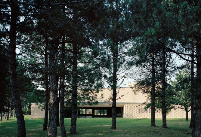 Pierres Blanches Cultural center by RAUM architects. Photograph by Audrey Cerdan.