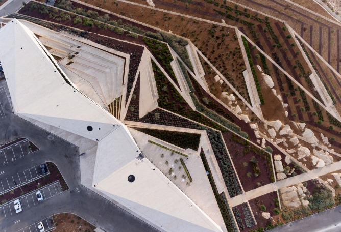 Vista de pájaro. El Museo Palestino por Heneghan Peng Arquitects. Birzeit, Palestina. Fotografía © Iwan Baan. Imagen cortesía de Heneghan Peng Arquitects