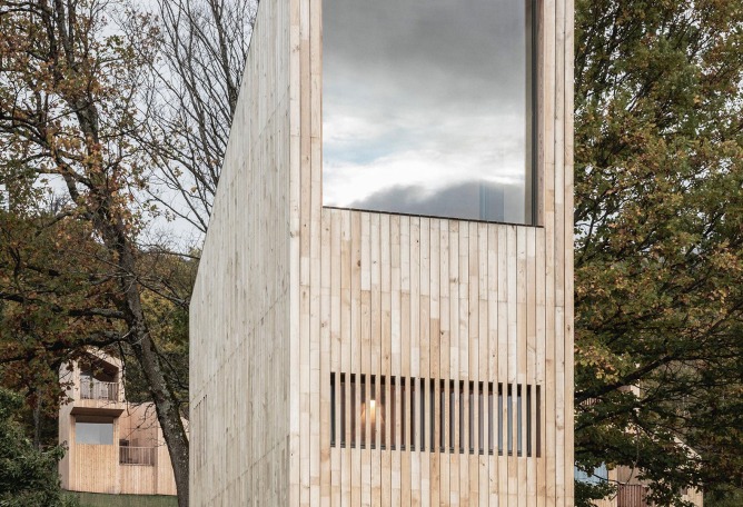 Pabellón Hiedra / Ivy hytte. Hotel paisajístico Breitenbach por Reiulf Ramstad Arkitekter. Fotografía de Florent Michel @ 11h45