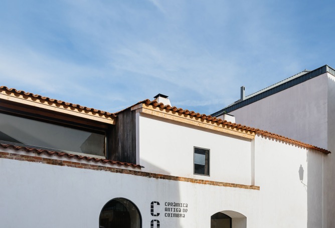 Renovación del edificio de la Antigua Sociedad de Cerámica por Luisa Bebiano Arquitectos y Atelier do Corvo. Fotografía de do mal o menos - Eduardo Nascimento.