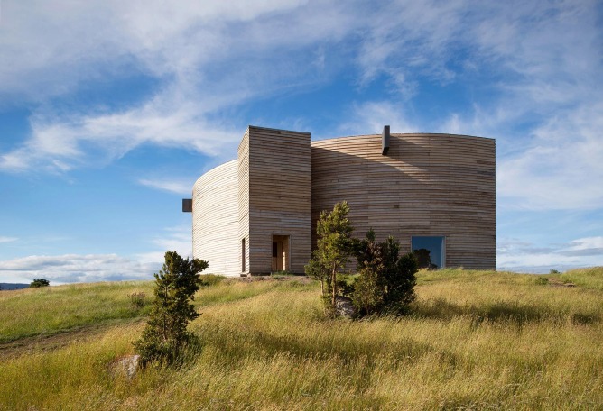 Vista exterior. Vivir en la curva. Casa Rode por Pezo von Ellrichshausen. Fotografía por Pezo von Ellrichshausen