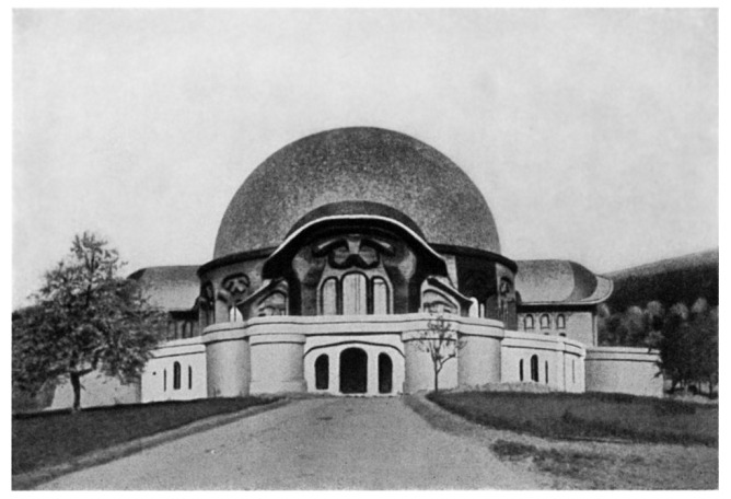 Exteior view. The first Goetheanum. At the edge of expressionism: Rudolf Steiner.  Photography © Courtesy of Rudolf Steiner Web.imer Goetheanum. Al filo del expresionismo I: Rudolf Steiner. Fotografía © Cortesia de Rudolf Steiner Web.