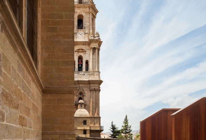 Acceso a las cubiertas de la Catedral de Málaga por Sánchez La Chica + de la Torre Prieto + Ruiz Cabrero. Fotografía por Lluis Casals.