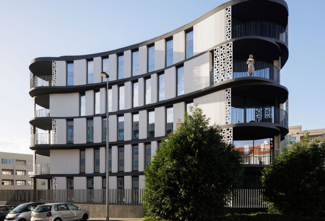 Edifício Sense 100 por Sandra Micaela Casinha architects. Fotografía por Ivo Tavares Studio.