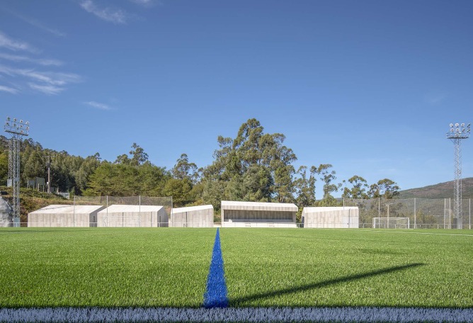 Campañó soccer field by Santos y Mera Arquitectos. Photograph by Héctor Fernández Santos-Díez