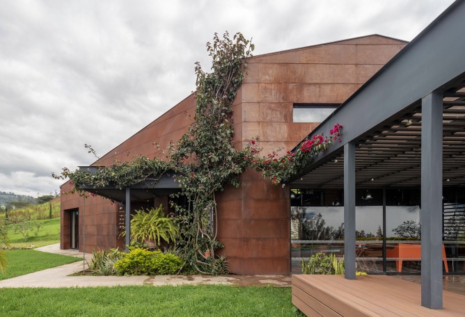 Casa Galpón por Sebastián Mora Arquitecto. Fotografía por Nicolás Provoste Fotografía