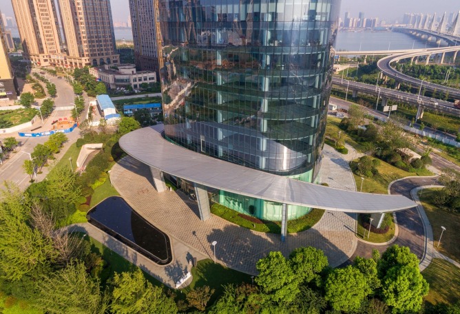 Ribbon rain shed. Nanchang Sinic Center / Shanghai Tianhua Architecture Planning & Engineering. Photograph by © Jian Fang