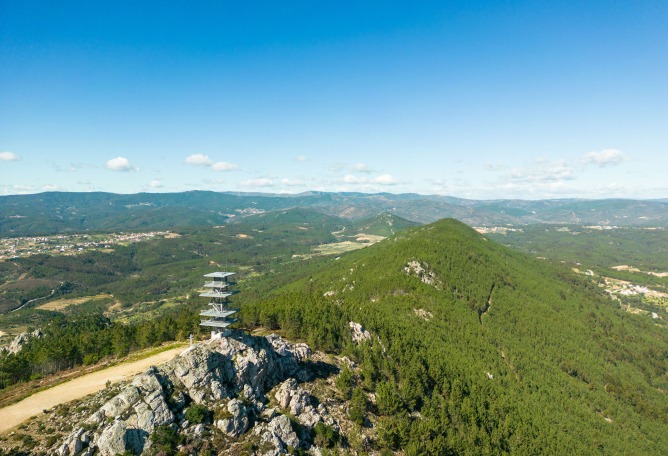 Torre en Proença-a-Nova por Álvaro Liza. Fotografía por João Morgado.