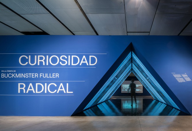 Imagen de sala. Curiosidad Radical. En la órbita de Buckminster Fuller por Smart and Green Design. Fotografía por © Javier de Paz García.