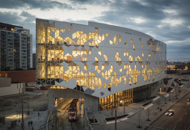 Nueva Biblioteca Central de Calgary de Snøhetta + DIALOG. Fotografía por Michael Grimm