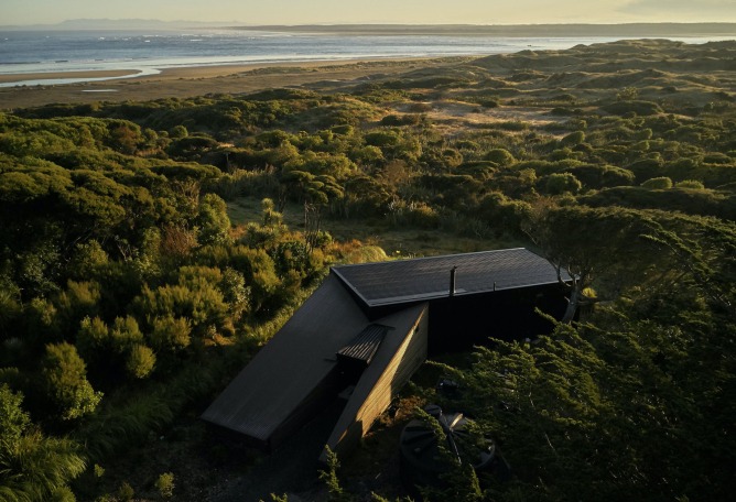 The Coast House by Stacey Farrell Architect. Photograph by Ben Ruffell