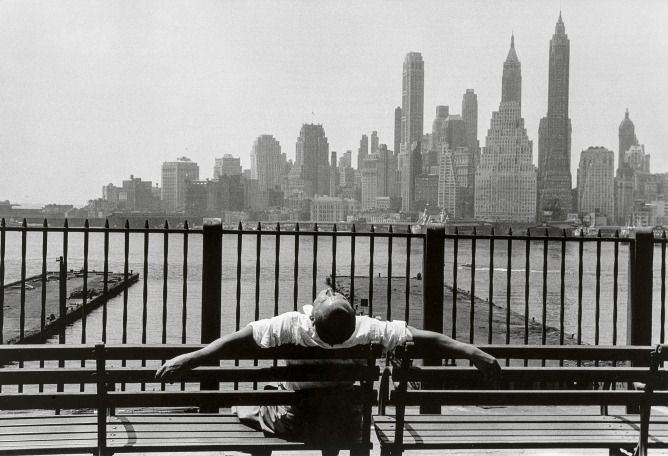 Louis Stettner Brooklyn Promenade, Brooklyn, New York [Brooklyn Promenade, Brooklyn, Nueva York] 1954 Imagen de plata en gelatina 29,8 × 44,8 cm Cortesía Archivo Louis Stettner, París © Louis Stettner Estate