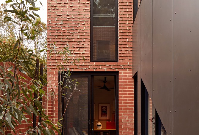 Brick House por Studio Roam. Fotografía por Jack Lovel.