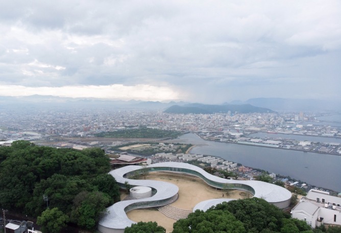 Elevated walkway viewpoint and cultural centre by SUO. Photography courtesy of Yashima Navi.
