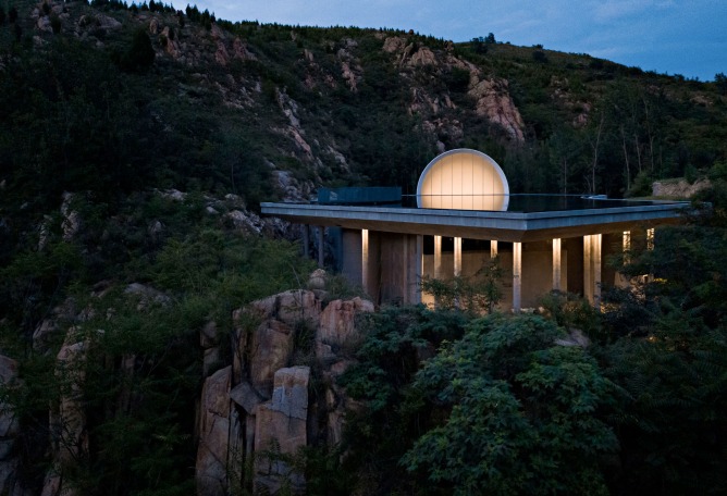 Sala de ceremonias de Tai'an: la luna de la ciudad natal por Syn Architects. Fotografía por Zheng Yan.