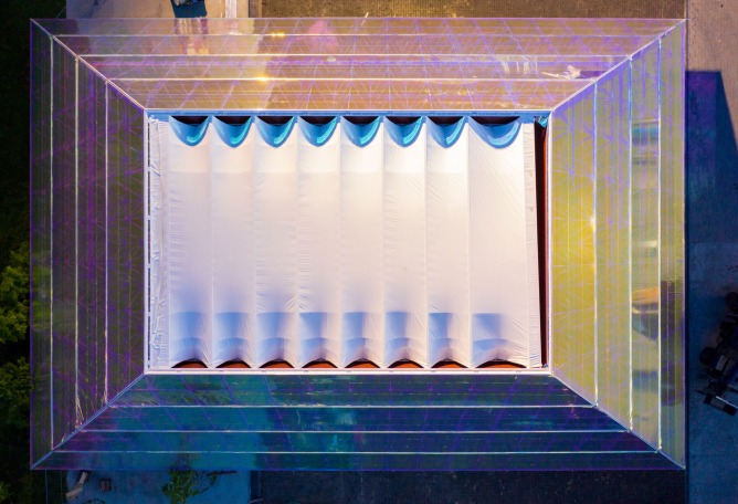 Garage Screen Cinema por SYNDICATE architects. Fotografía por Iwan Baan