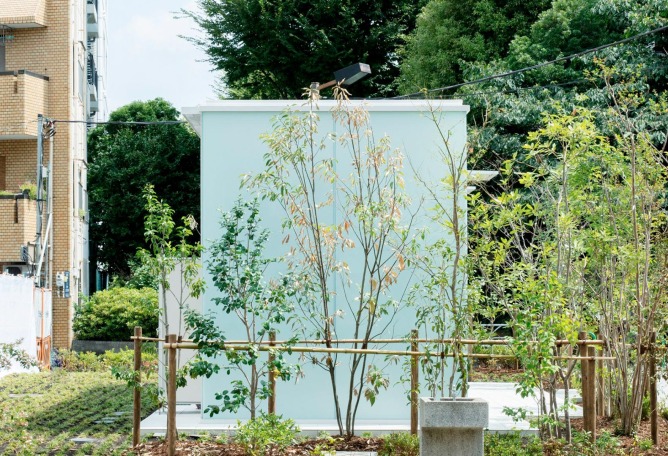 Side exterior view. Andon Toilet. Toilet in Nishihara Itchome Park by Takenosuke Sakakura. Photograph by Satoshi Nagare, courtesy of the Nippon Foundation