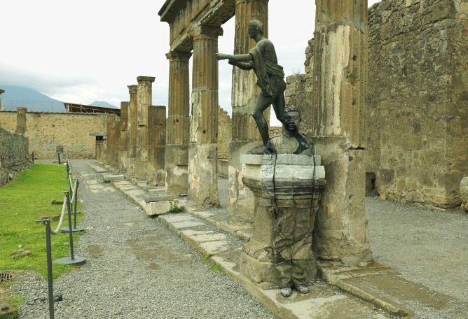 Tempio di Apollo, Pompei, 2012.  The invisible man, Liu Bolin, in the palace of Gaviria. CourtesyBoxart, Verona.