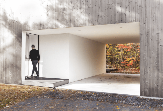 Entrada de la de Maison Terrebonne por la SHED architecture. Fotografía © Maxime Brouillet. Señala encima de la imagen para verla más grande.