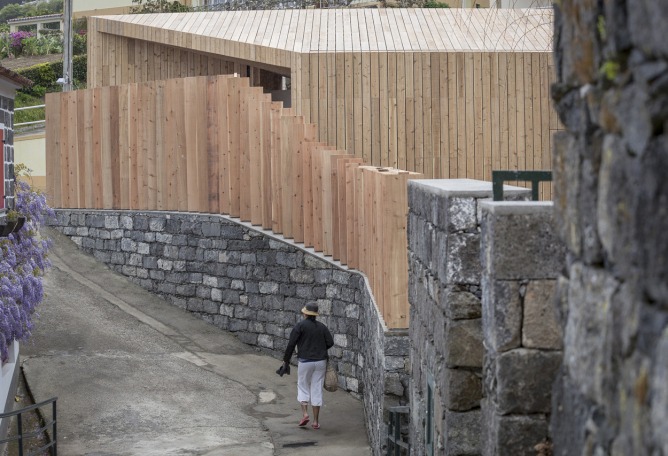 Vista exterior. Piscinas Termales Poça da Dona Beija por M - Arquitectos, Açores, Portugal. Fotografía © Paulo Goulart. 