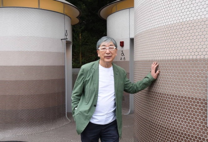 Toyo Ito con los aseos públicos en Yoyogi-Hachiman. Imágenes cortesía de The Nippon Foundation 
