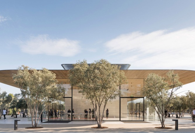 Vista exterior. Centro de Visitantes del Campus de Apple. Imagen cortesía de Foster + Partners