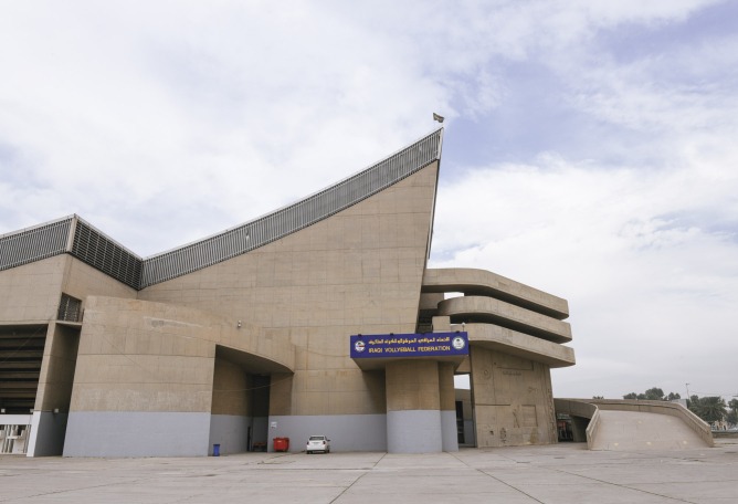 Gimnasio en Bagdad, Irak, diseñado por Le Corbusier, realizado póstumamente, 1978–1980. Fotografía © Ayman Al Amiri.