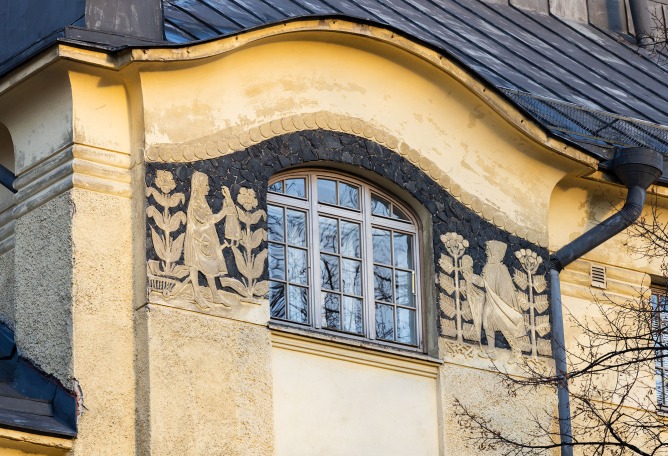Wivi Lönn: Detalle de las decoraciones de la fachada principal que representan a niños jugando y cuidando un jardín.© Museo de Arquitectura Finlandesa. Fotografía por Aukusti Heinonen.
