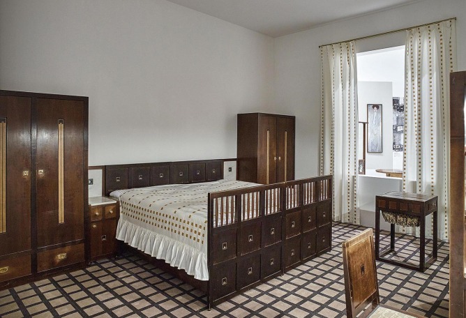 Ways to Modernism. Josef Hoffmann, Adolf Loos, and Their Impact. MAK Exhibition Hall. Adolf Loos, Bedroom in the Lina and Adolf Loos apartment, Vienna, 1st district, Bösendorferstraße 3, 1903 (reconstruction). Photograph © Peter Kainz/MAK. 