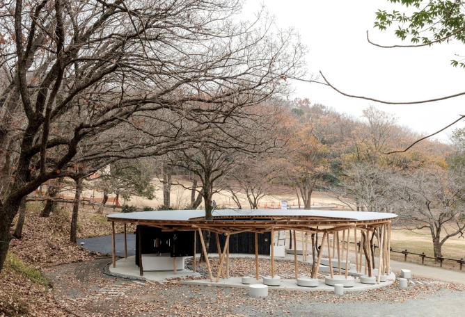 Public toilet in Matsuda Forest Park Recreation Area by Yamashita Sekkei. Photograph by yashiro photo office.