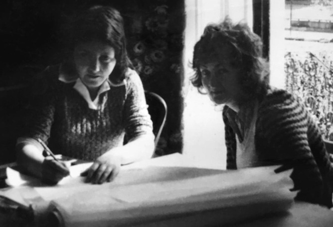 Shelley McNamara e Yvonne Farrell mientras estudiaban en UCD, 1974