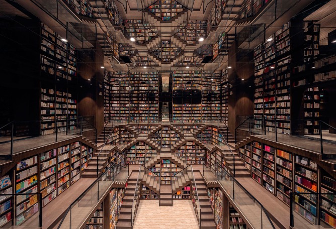 Pasillo de escaleras. Librería Zhongshuge por X+LIVING. Fotografía por Shao Feng.