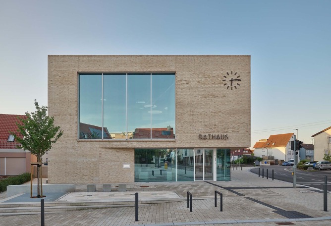 Nuevo edificio del Ayuntamiento de Baltmannsweiler por Zoll Architekten. Fotografía por Zooey Braun 