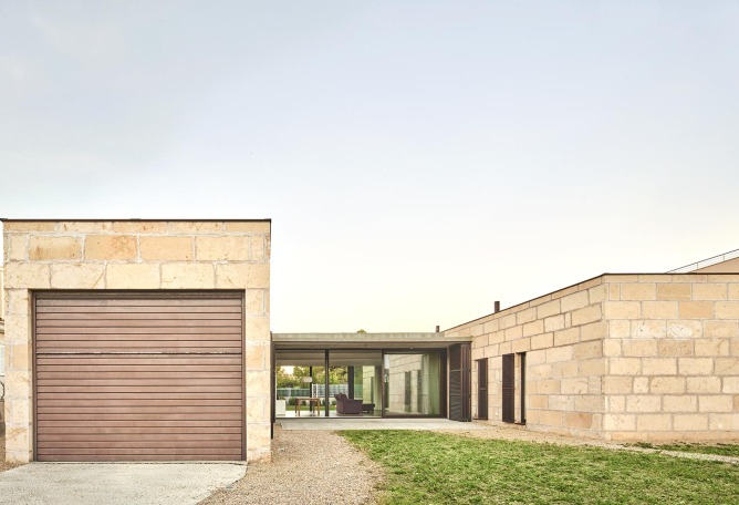 Vista exterior. Casa es Carnatge por MIEL Arquitectos. Fotografía @ José Hevia