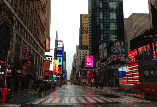 Times Square, martes por la mañana desierto por Jorge Martín