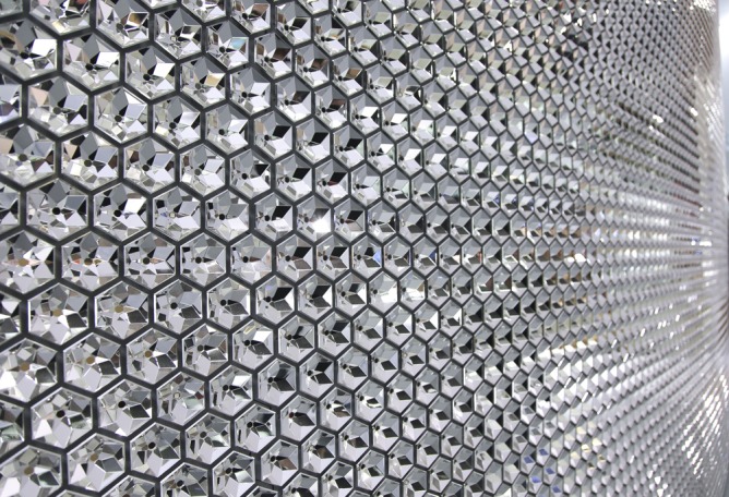 Detalle del muro. Stand Swarovski en Baselworld 2013. Imagen © cortesía de Tokujin Yoshioka.