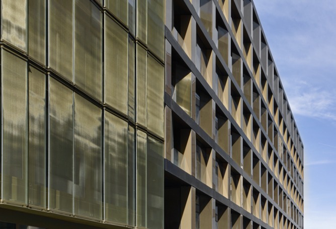 Freischützgasse House conectada con la Lagerstrasse House de Gigon/Guyer. Freischützgasse House, Europaallee 21, por David Chipperfield Architects. Fotografía © Stefan Müller. 