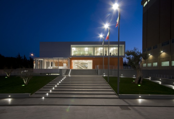 Entrada principal. Sede del Grupo Casillo. Fotografía © Anna Galante. Cortesía de Image MEDIA AGENCY.