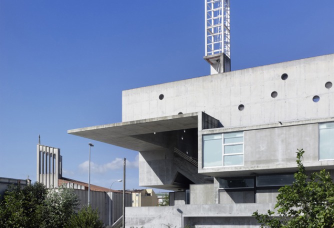 New Estadium in Pasaron by Jesús Llamazares and Galo Zayas. Photography © Héctor Santos-Díez. Courtesy of ACXT Arquitectos.