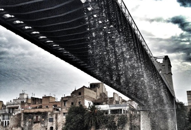 Intervención en el puente colgante de Amposta por el estudio de Ana Morcillo y Jonathan Rule. Fotografía cortesía de los autores.