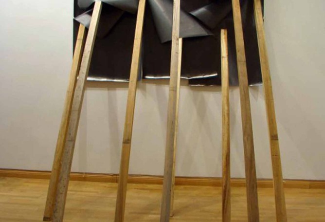 Fall down, 2010. Installation of graphite drawings on paper supported by wood beams. Variable measures according to assembly.