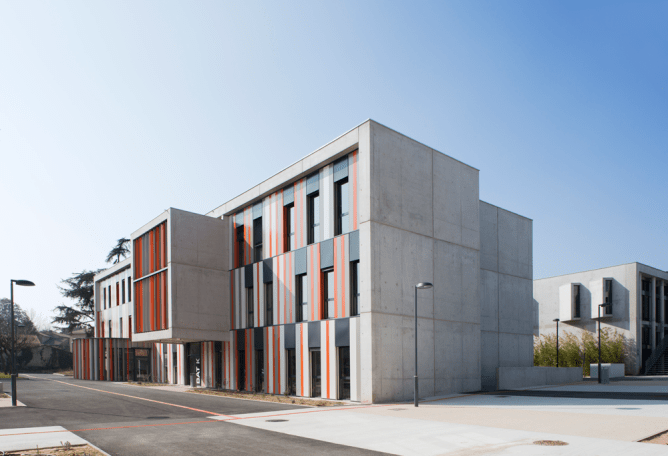 Vista exterior, aproximación. Nuevo edificio en el instituto Albert Einstein, por NBJ Architectes. Fotografía © Paul Kozlowski.