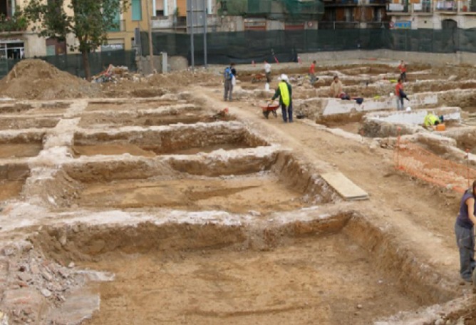 Josep Lluís Mateo nos muestra los cimientos que sustentan 4 obras escogidas, viajando a través del tiempo, desde la Edad de Bronce hasta nuestros días conectados por la tierra.