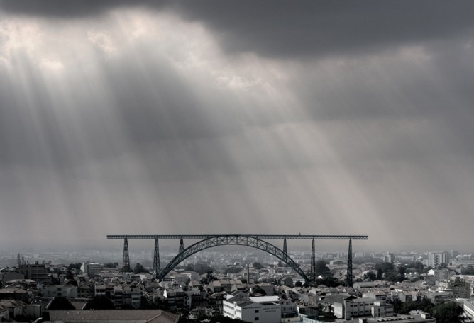 Propuesta de reubicación del puente de Oporto por Pedro Bandeira y Pedro Nuno Ramalho.