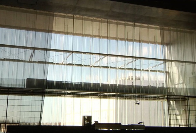 Casa da Musica, Oporto, 2005. Corte de vídeo. "Movements Continued. Petra Blaisse." por Frans Parthesius.