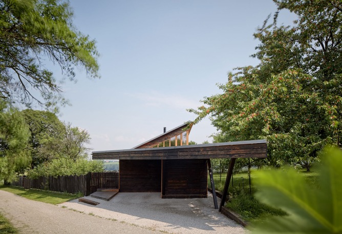 La casa del castaño por Valarch ateliér. Fotografía por Jakub Skokan y Martin Tůma / BoysPlayNice